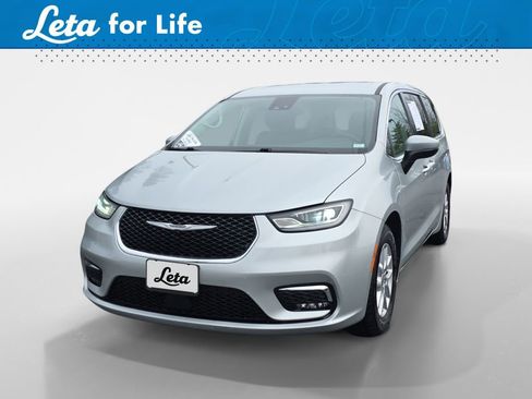 Used 2023 Chrysler Pacifica Touring-L image 1