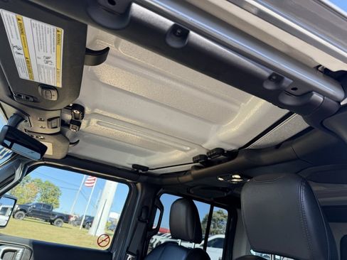 Used 2022 Jeep Wrangler Unlimited Sahara image 28