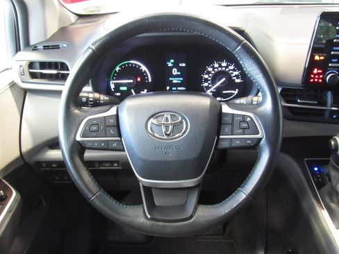 Used 2024 Toyota Sienna XLE FWD image 26