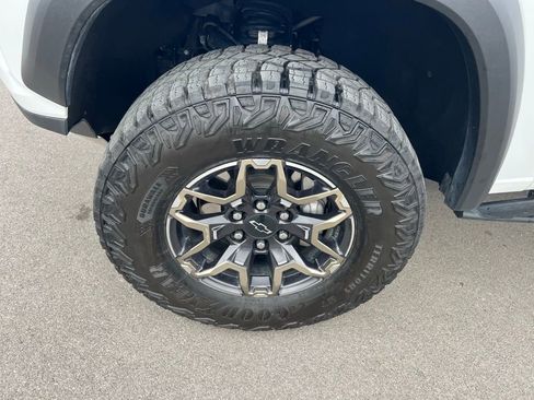 Used 2024 Chevrolet Colorado ZR2 w/ ZR2 Convenience Package III image 13
