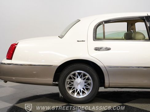 Used 2000 Lincoln Town Car Signature RWD image 30
