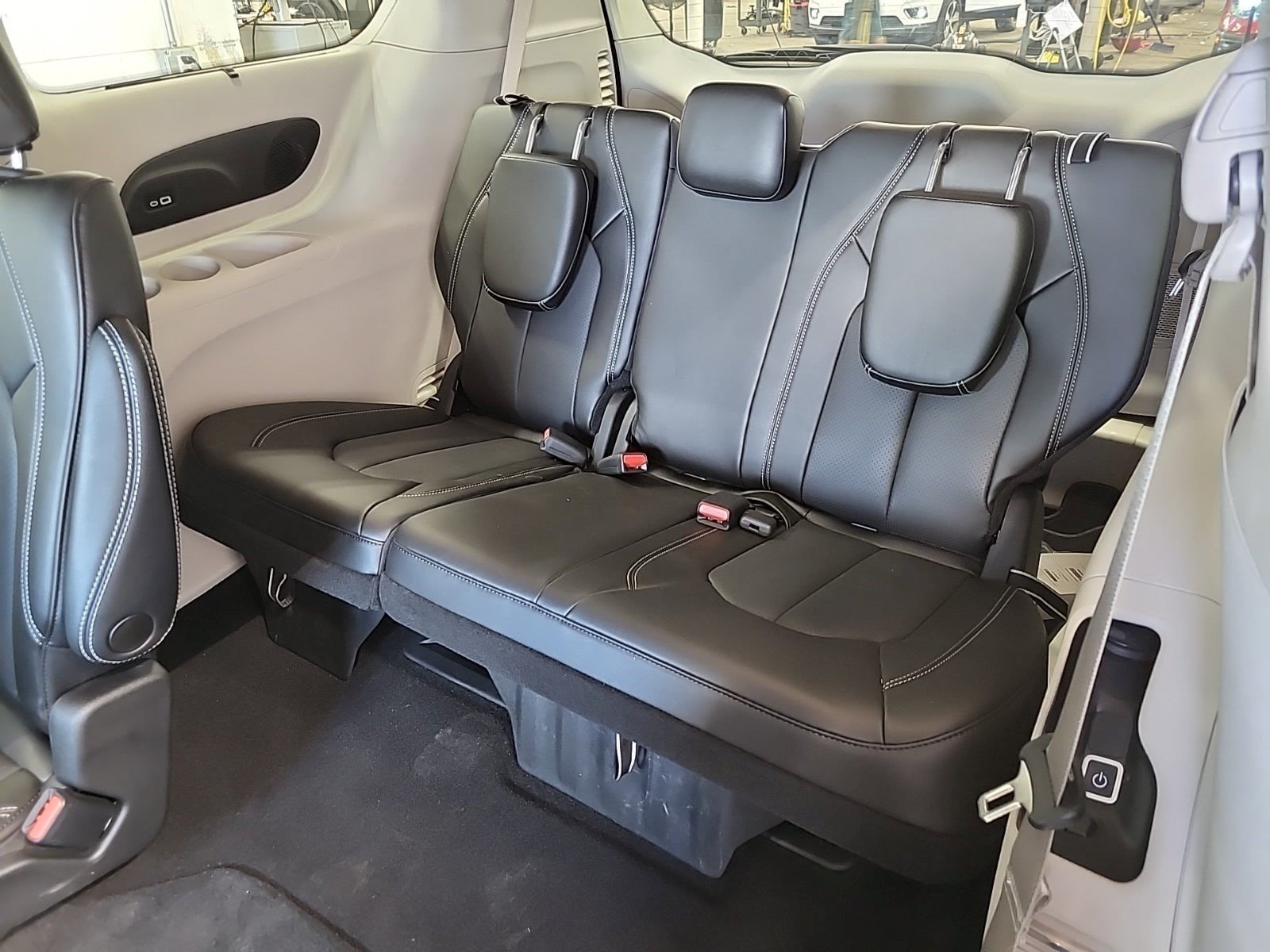 Used 2023 Chrysler Pacifica Touring-L w/ Uconnect Theater Family Group AWD/4WD image 10
