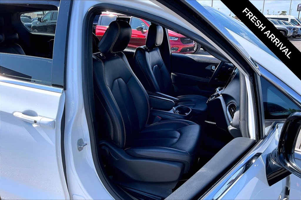 Used 2025 Chrysler Pacifica Select FWD image 27
