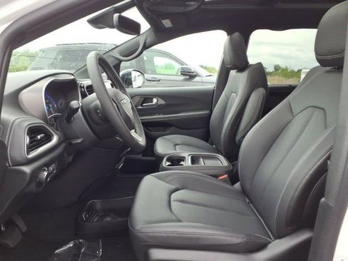 New 2027 Chrysler Pacifica Select AWD/4WD image 15