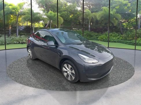 Used 2022 Tesla Model Y Long Range AWD/4WD image 3
