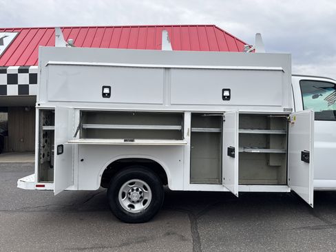 Used 2016 Chevrolet Express 3500 image 25