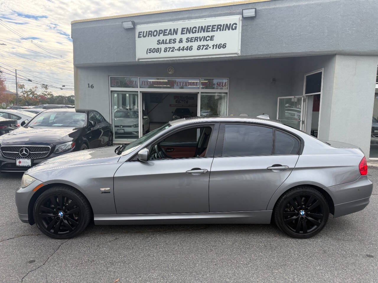Used 2011 BMW 335i xDrive Sedan AWD/4WD image 4