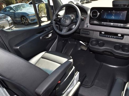 Used 2025 Mercedes-Benz Sprinter 2500 image 18