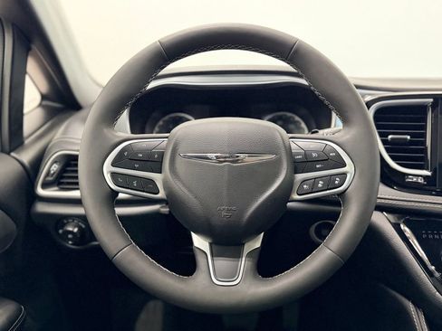 Used 2025 Chrysler Pacifica Limited FWD image 13