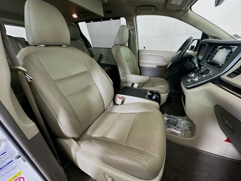 Used 2019 Toyota Sienna XLE Premium AWD/4WD image 32