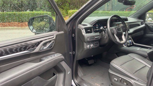 Used 2024 GMC Yukon Denali w/ Advanced Technology Package AWD/4WD image 4