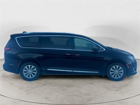 Used 2018 Chrysler Pacifica Touring-L image 6