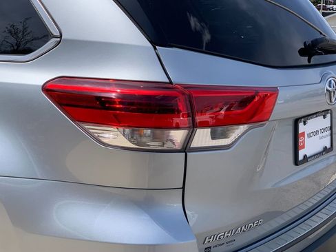 Used 2019 Toyota Highlander XLE AWD/4WD image 37