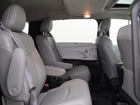 Used 2025 Toyota Sienna XLE w/ XLE Plus Package AWD/4WD image 12