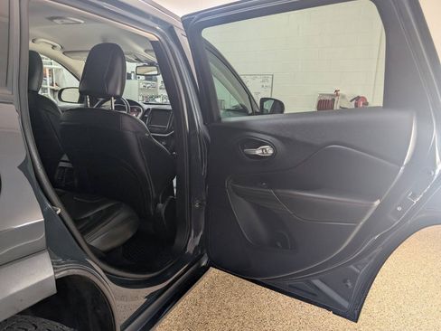 Used 2016 Jeep Cherokee Trailhawk w/ Leather Interior Group AWD/4WD image 16
