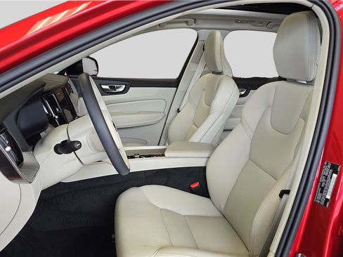 Used 2025 Volvo XC60 B5 Plus w/ Climate Package image 11