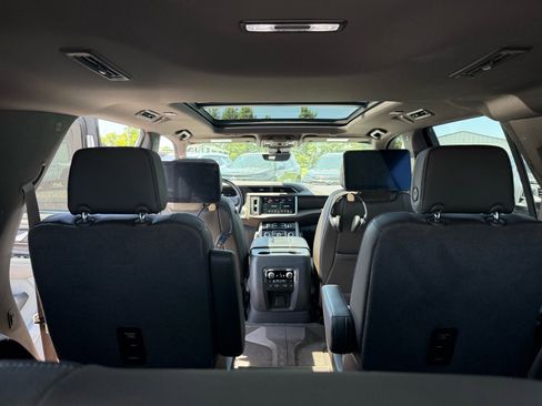 Used 2024 GMC Yukon Denali w/ Advanced Technology Package AWD/4WD image 17