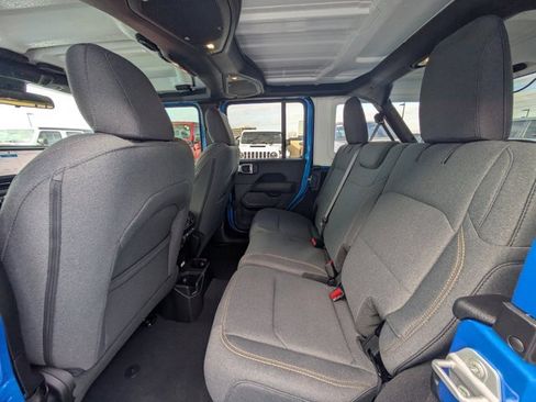 Used 2025 Jeep Wrangler Sahara image 12