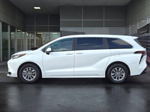 Certified 2023 Toyota Sienna LE FWD image 4
