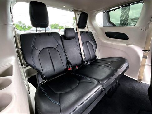 Used 2021 Chrysler Pacifica Touring-L FWD image 27