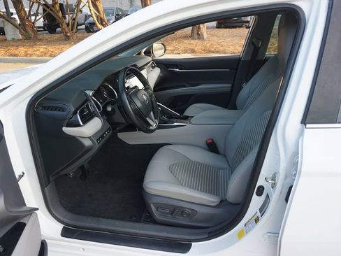 Used 2020 Toyota Camry SE FWD image 2