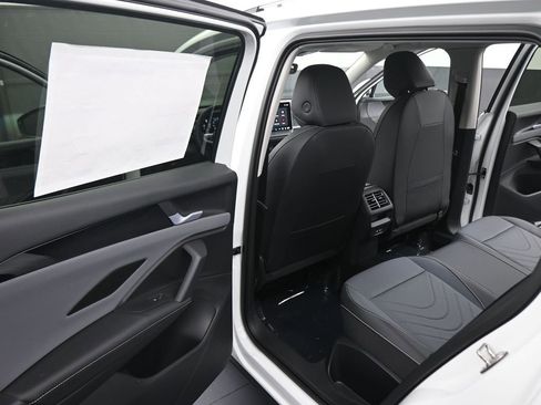 New 2026 Volkswagen Tiguan SE FWD image 39