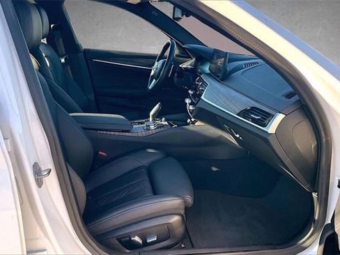 Used 2023 BMW 540i w/ Premium Package image 5