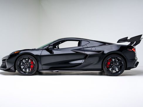 Used 2026 Chevrolet Corvette ZR1 w/ ZR1 Carbon Fiber Aero Package image 9