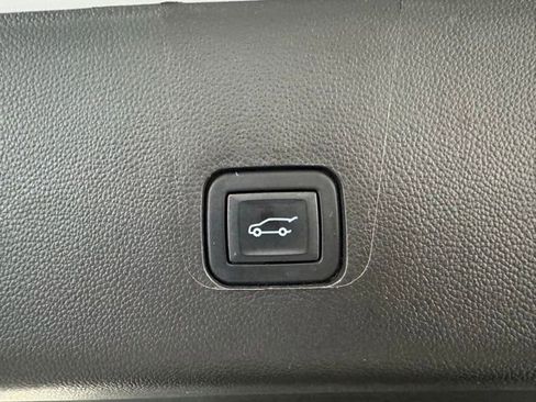 Used 2022 Chevrolet Traverse LT image 9