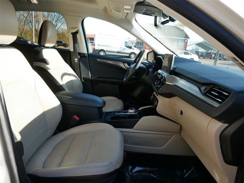 Certified 2022 Ford Escape Titanium image 8