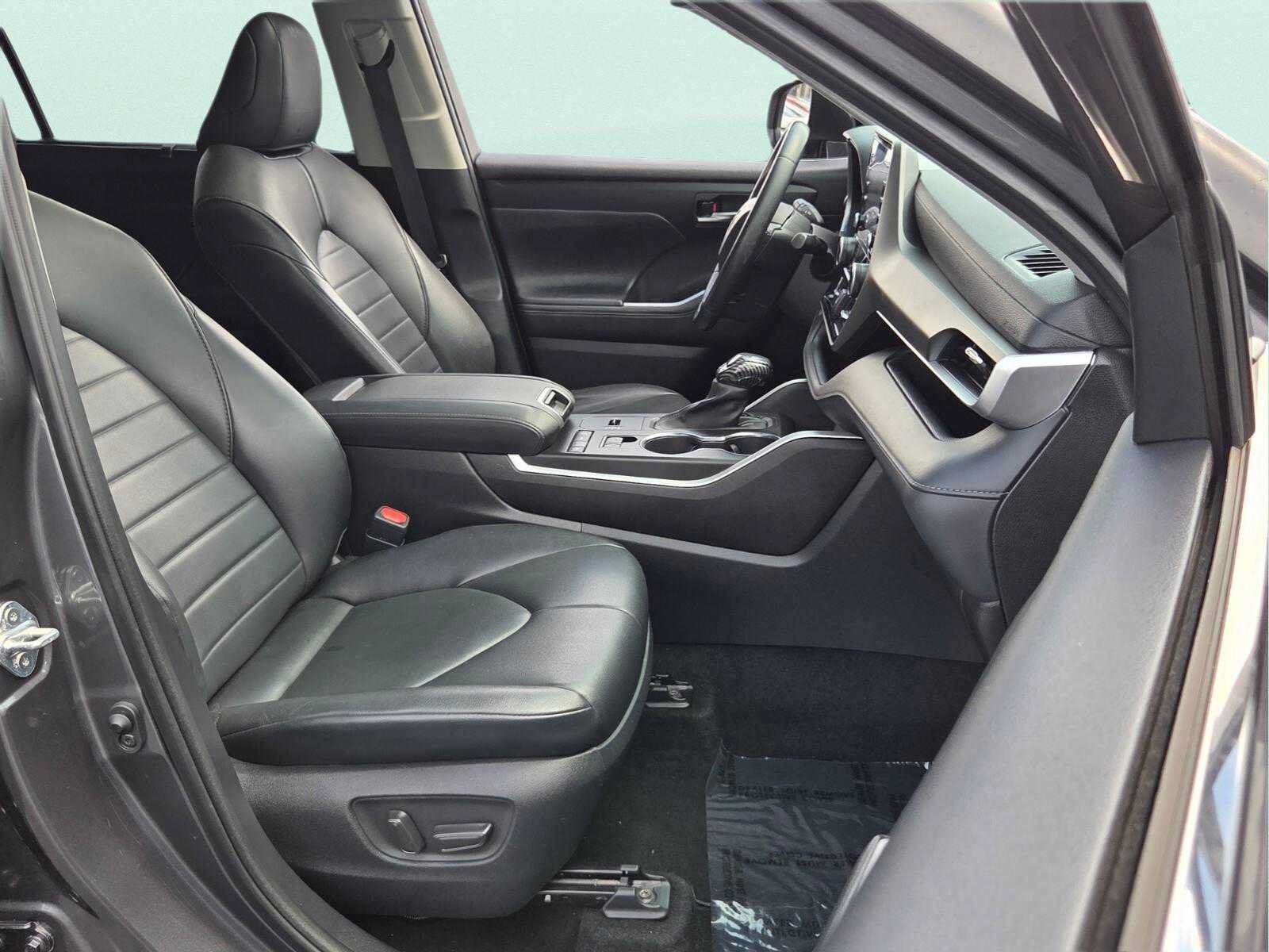 Used 2021 Toyota Highlander XLE FWD image 22