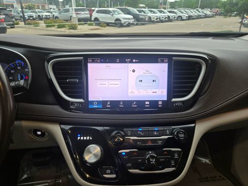 Used 2021 Chrysler Pacifica Touring-L FWD image 12