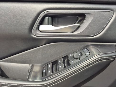 Used 2025 Nissan Rogue SV AWD/4WD image 8