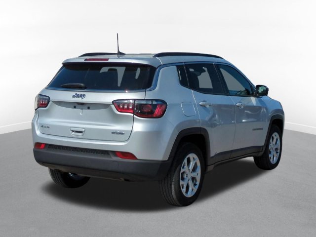 Used 2024 Jeep Compass Latitude AWD/4WD image 3
