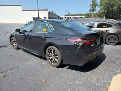 Used 2021 Toyota Camry SE FWD image 4
