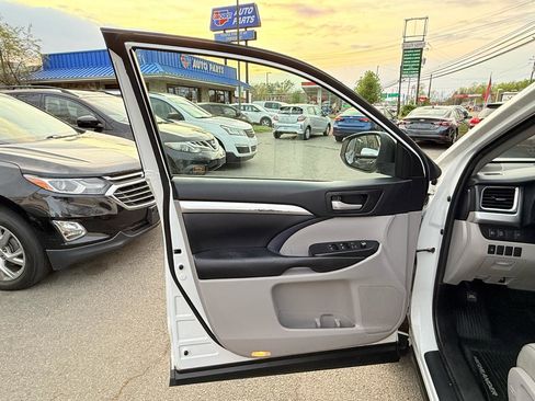 Used 2019 Toyota Highlander XLE image 11
