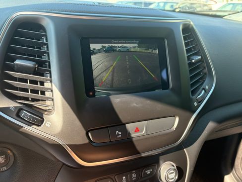 Used 2020 Jeep Cherokee Latitude Plus w/ Cold Weather Group AWD/4WD image 23