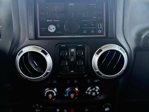 Used 2012 Jeep Wrangler Unlimited Rubicon AWD/4WD image 17