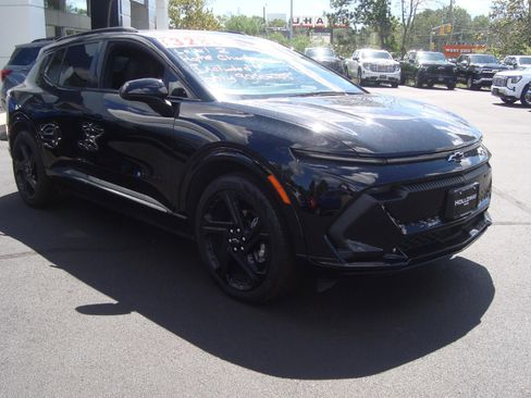 Used 2025 Chevrolet Equinox EV RS image 3