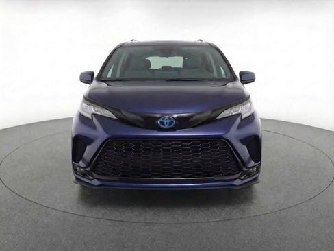 Used 2025 Toyota Sienna XSE w/ XSE Plus Package image 2