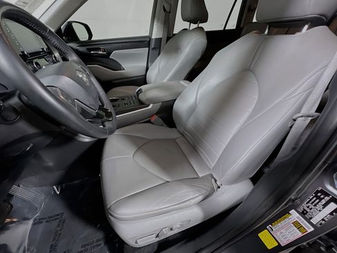 Used 2021 Toyota Highlander XLE image 15