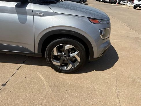 Used 2025 Hyundai Venue SEL FWD image 2