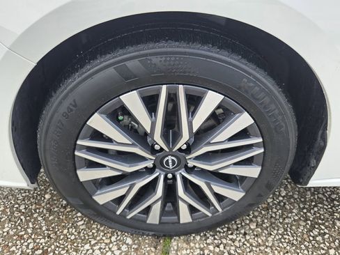 Used 2025 Nissan Altima 2.5 SV FWD image 9