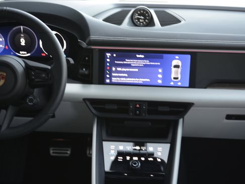 Certified 2025 Porsche Macan 4S Electric AWD/4WD image 19