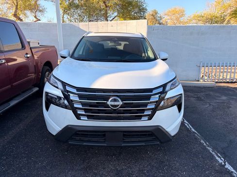 Used 2024 Nissan Rogue SV w/ SV Premium Package FWD image 3