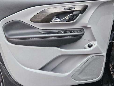 Used 2024 GMC Terrain SLT image 17