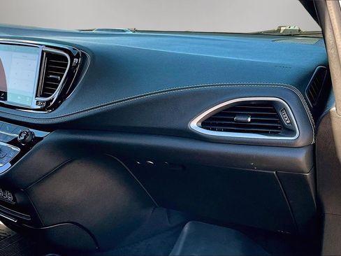 Used 2025 Chrysler Pacifica Select image 25