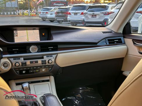 Used 2018 Lexus ES 350 w/ Navigation System Package image 19