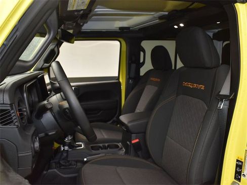 Used 2024 Jeep Gladiator Mojave w/ Technology Group image 9