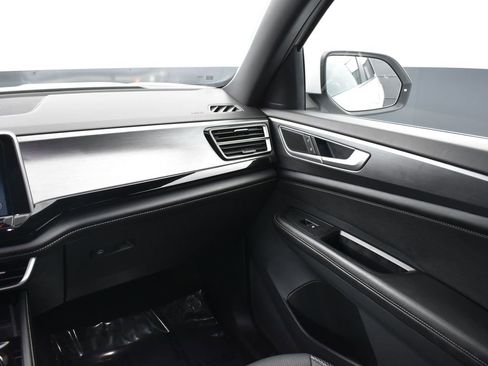 Used 2024 Volkswagen Atlas Cross Sport SE FWD image 16